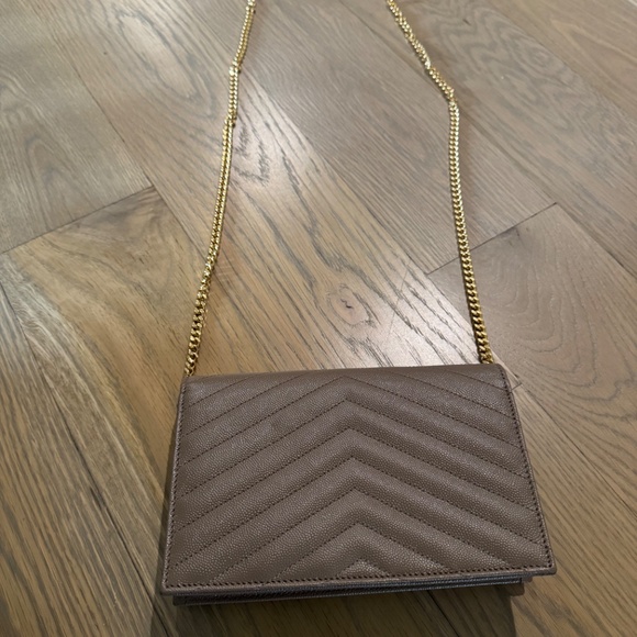 Yves Saint Laurent CASSANDRE ENVELOPE CHAIN WALLET IN GRAIN DE POUDRE LEATHER - Picture 10 of 13